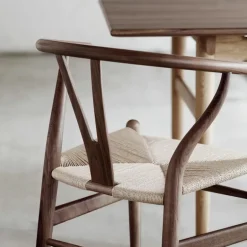 Wishbone Stoel CH24 Noten